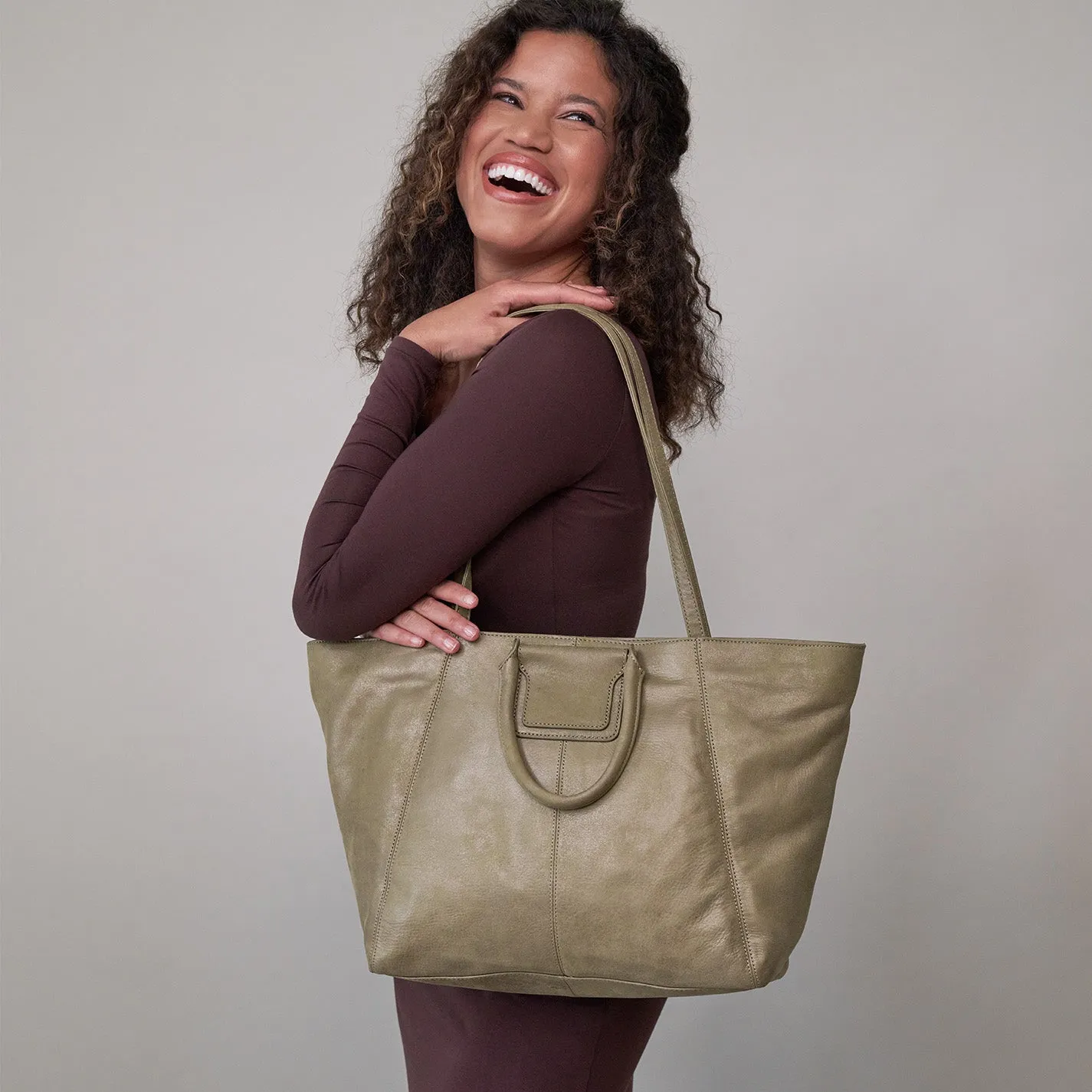 Sheila East-West Tote In Metallic Leather - Burnished Sage